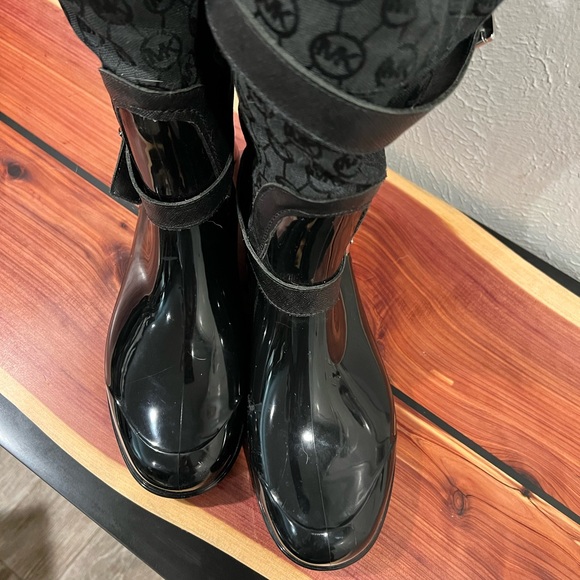 Michael Kors Snow/Rain Boot - Picture 4 of 9